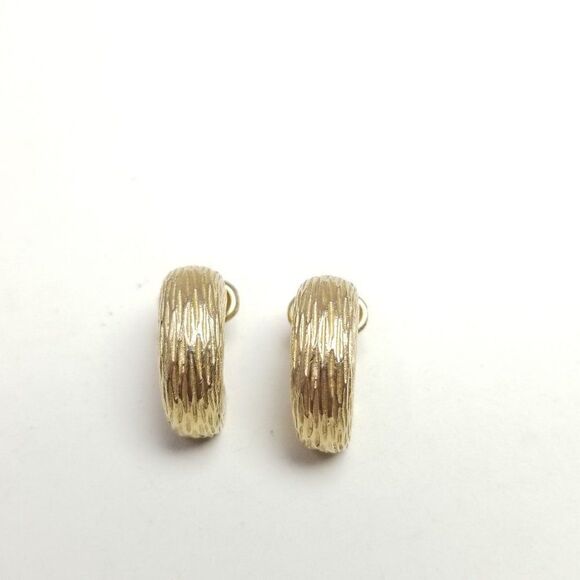 Vintage Avon Textured Gold Tone Huggie Hoop Clip On Earrings, Classic Design - Picture 6 of 6
